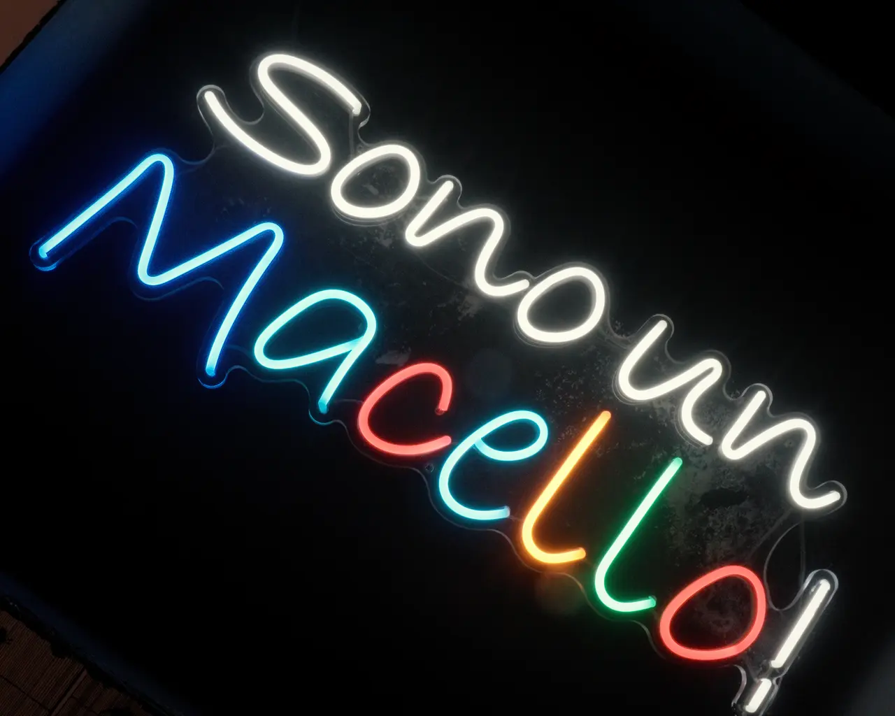 L'insegna al neon del locale: «Sono un Macello!»