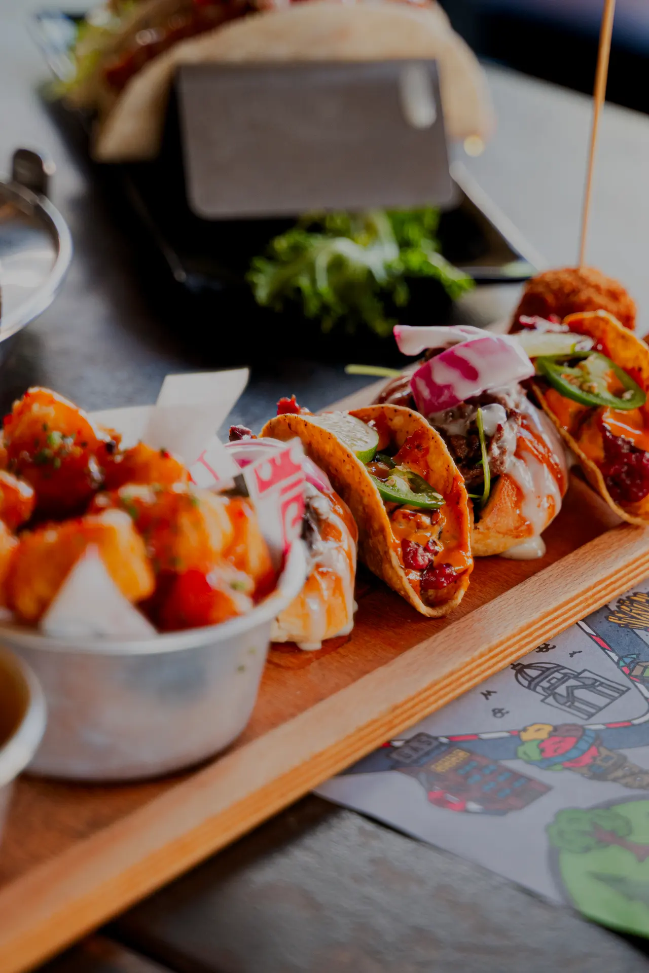 Tacos e fritti sul bancone all'ora dell'aperitivo