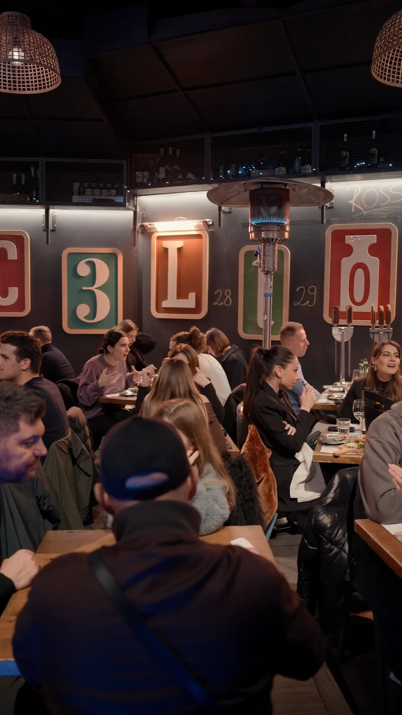 La sala piena di clienti durante la cena